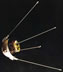 Внешний вид космического аппарата 'Спутник-41/RS-18'. Для демонстрации внутреннего устройства спутника металлическое полушарие, где расположены антенны, заменено на крышку из плексигласа.